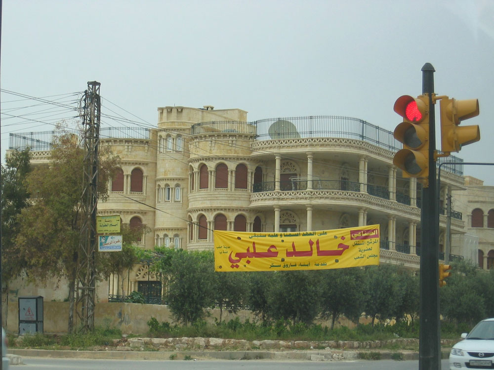 "Kayşani" denilen Halep taşı ile inşa edilmiş bir bina. O günlerde yapılacak seçimlerin afişleri de sağda solda asılı...