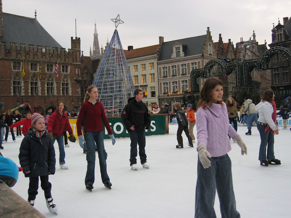 Brugge'de açık alanda buz pateni keyfi