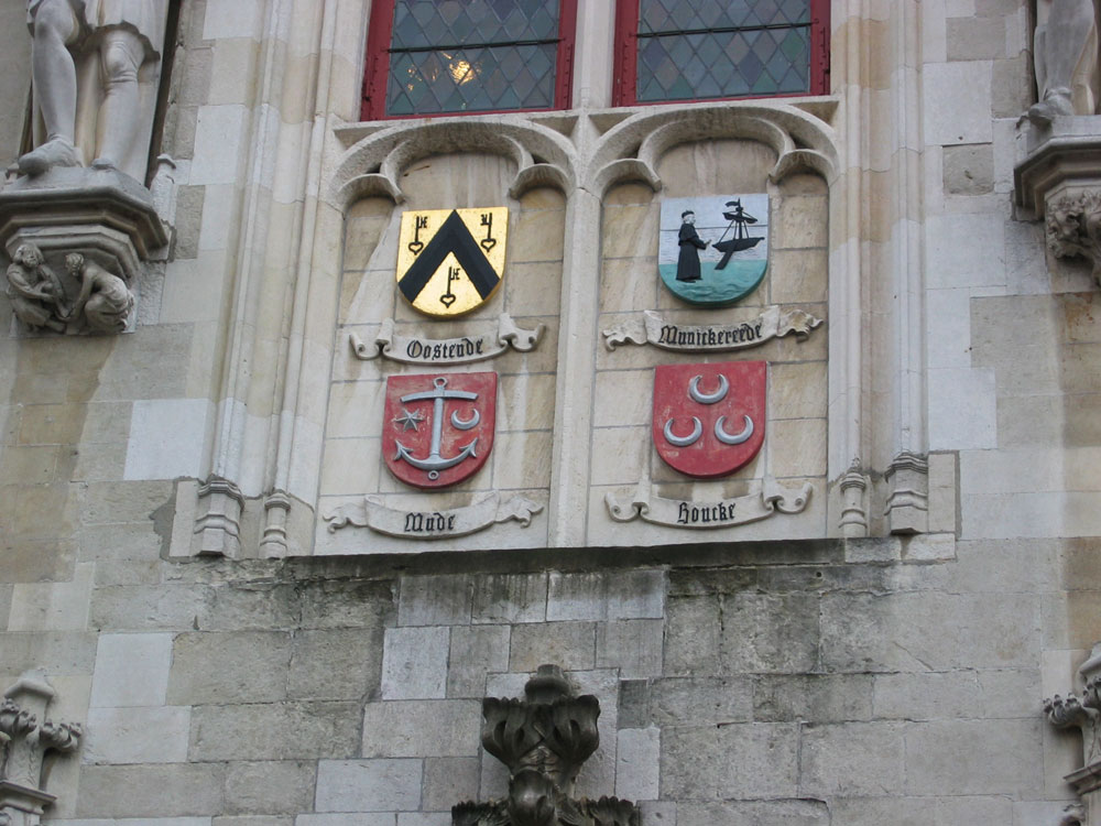Brugge Katedrali'nin duvarlarında tanıdık semboller...