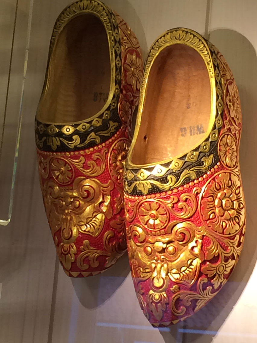 "Clog" ya da "klompen" denilen tahta ayakkabıların süslü bir örneği