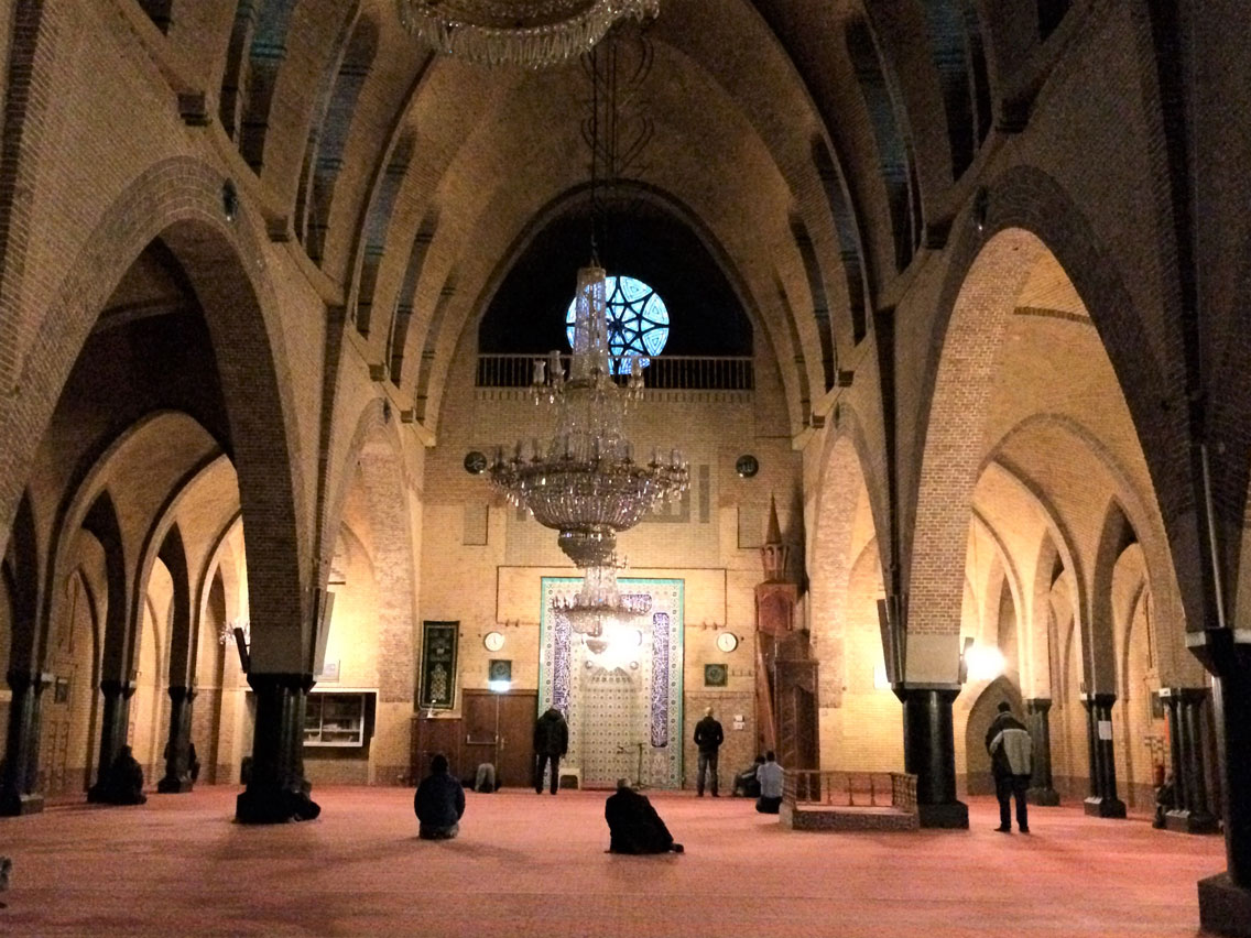 Amsterdam'daki Fatih Camii 1927'de bir Katolik kilisesi olarak inşa edilmiş. Zamanla cemaati kalmayınca Türk işçiler tarafından satın alınarak 1981’de camiye dönüştürülmüş.