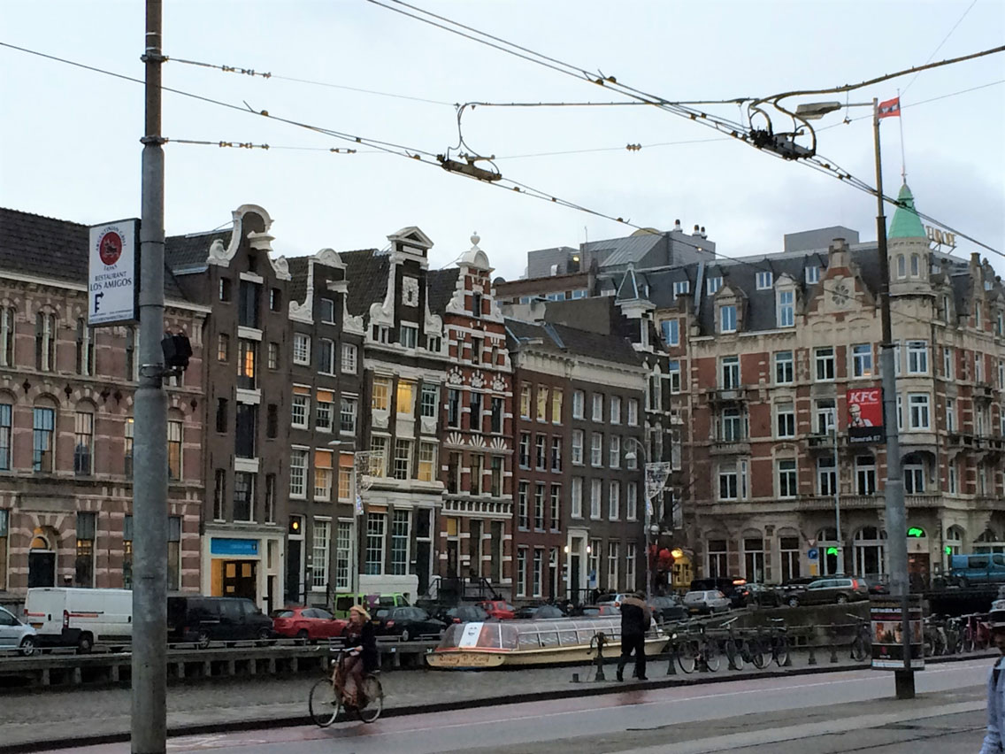 Kanal kenarında, ahşap kazıklar üzerinde Amsterdam evleri
