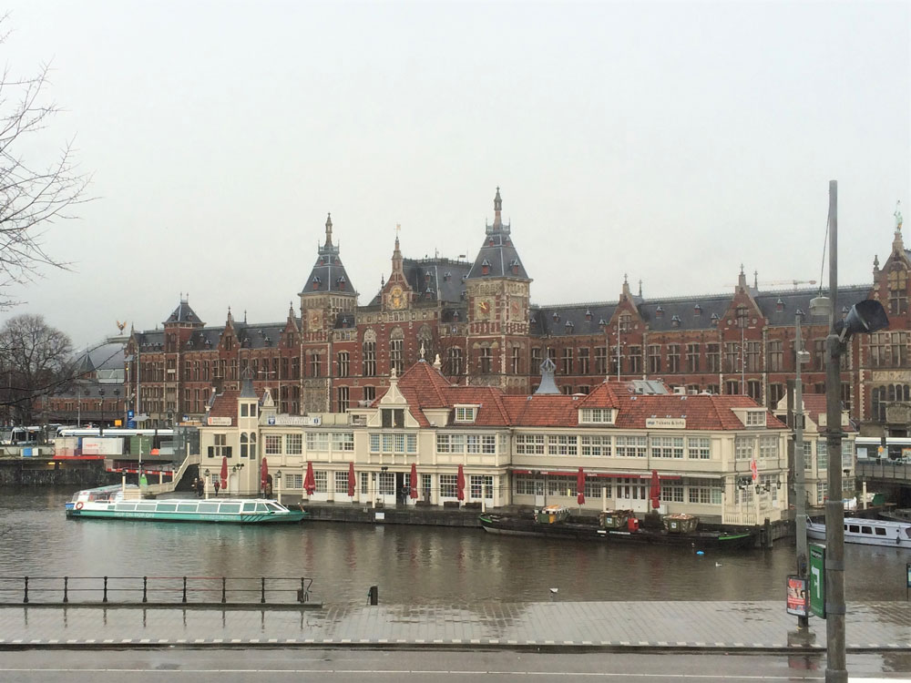 Kırmızı büyük bina birçok kişinin Amsterdam'a giriş kapısı: Merkez Tren İstasyonu