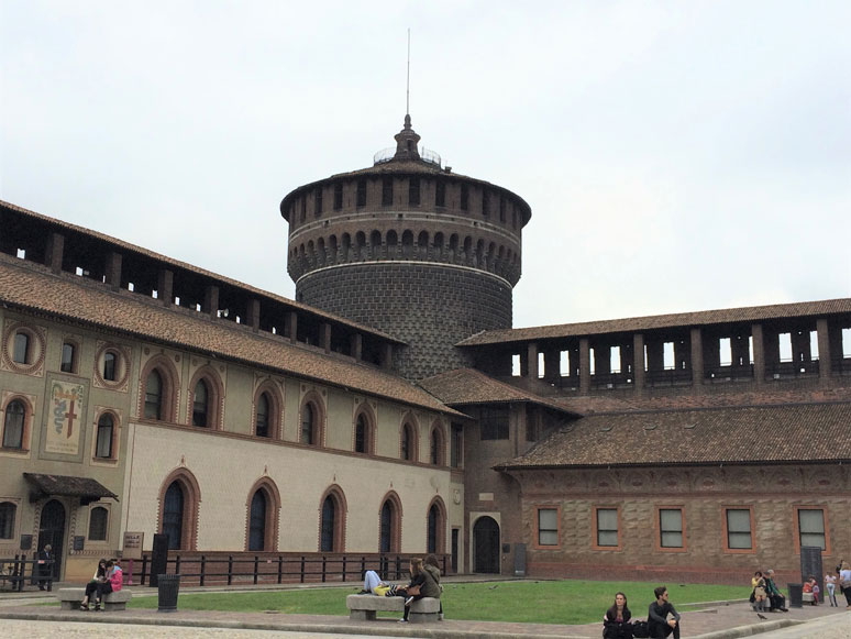 Milano'da 15. yüzyıldan kalma Sforza Kalesi