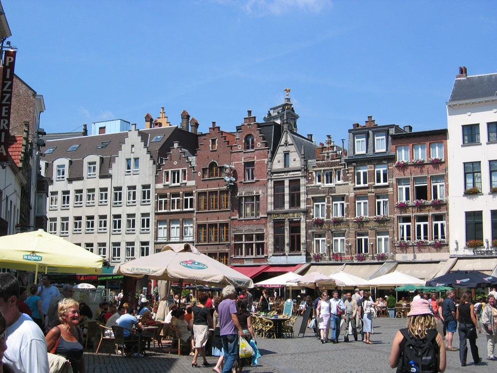 Anvers Katedrali'nin karşısındaki bu meydanda eskiden eldiven satıldığı için buraya Eldiven Pazarı (Handschoenmarkt) adı verilmiş