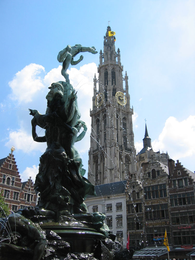 Anvers'in Büyük Meydanı'nda Silvius Brabo Anıtı ve arka planda Meryem Ana Katedrali