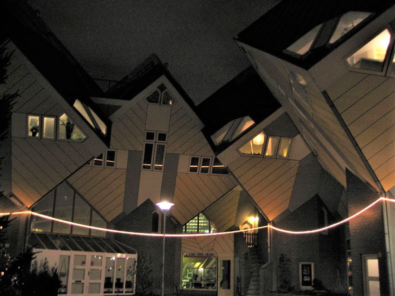 Rotterdam'ın Küp Evlerinin gece görüntüsü