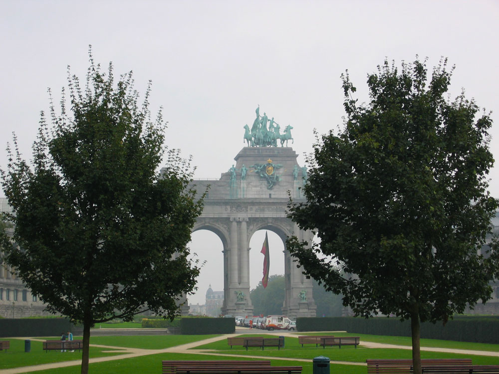 Brüksel'deki en büyük park olan Ellinci Yıl Parkı'ndaki Zafer Takı