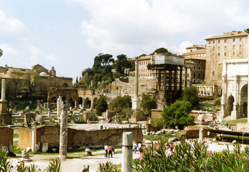 Antik dönemde şehrin kalbi sayılan Roma Forumu