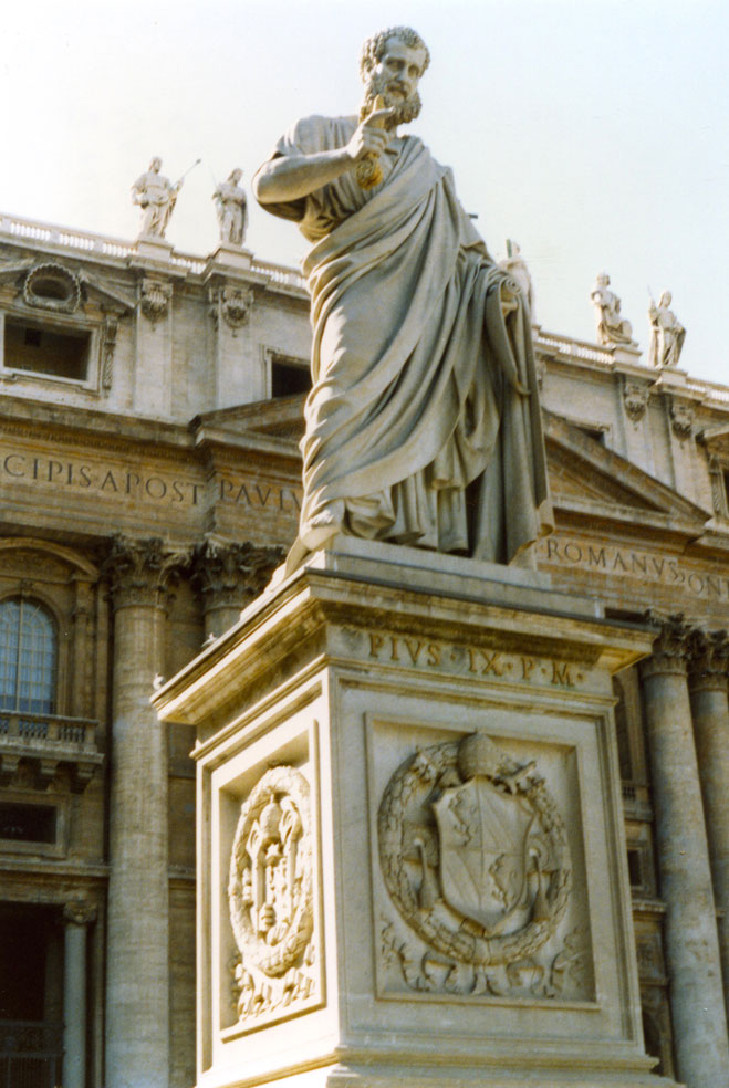 Aziz Petrus Meydanı'nda Papa IX. Pius'un heykeli