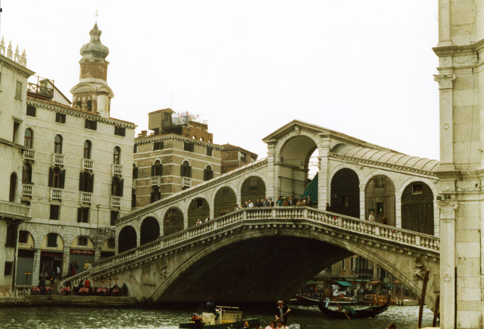Rialto Köprüsü Venedik'in en meşhur köprüsü