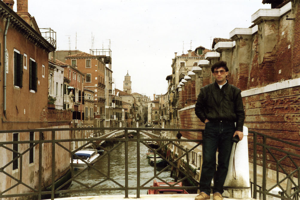 Venedik'te sokak yerine kanallar var, kapılarda ise tekneler bağlı...