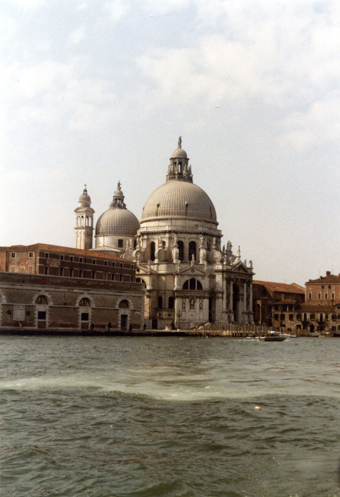 Venedik Büyük Kanal'ın kıyısında Hz. Meryem'in adını taşıyan kilise
