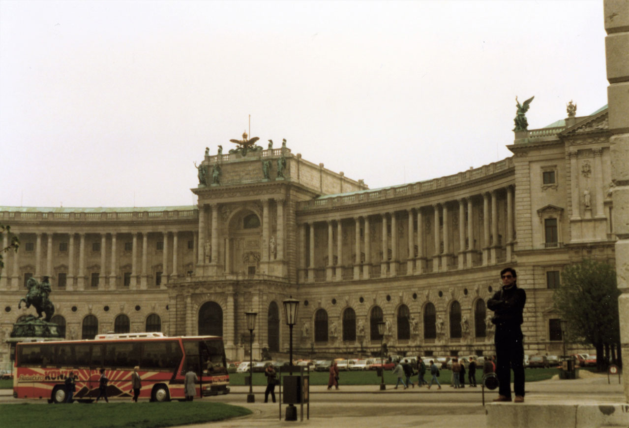 Hofburg Sarayı önünde bir poz. Yıl 1989.