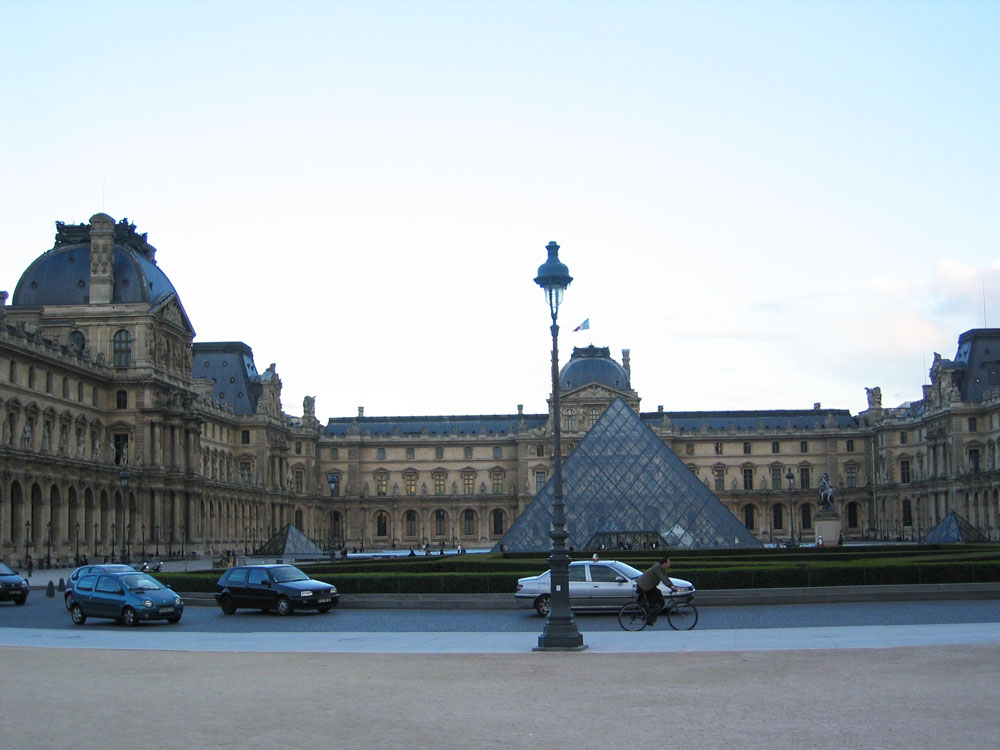 Louvre Müzesi ve girişindeki cam piramit