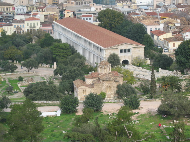 Atina Agorası’nda bulunan Attalos Stoası, yani sütunlu galeri