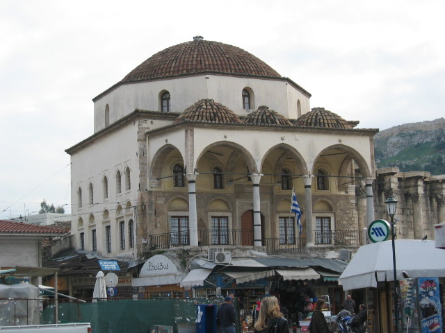Monastraki Meydanı'nda bulunan ve bugün sergi salonu olarak kullanılan Fethiye Camii, diğer adıyla Cizderiye (Tzisdarakis) Camii