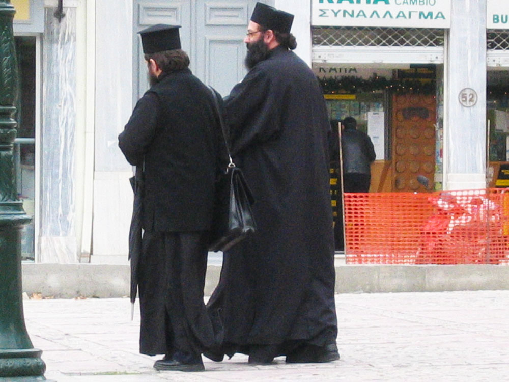 Atina sokaklarında Ortodoks rahipler
