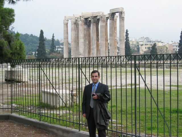 Atina Agorası'nın önünde...