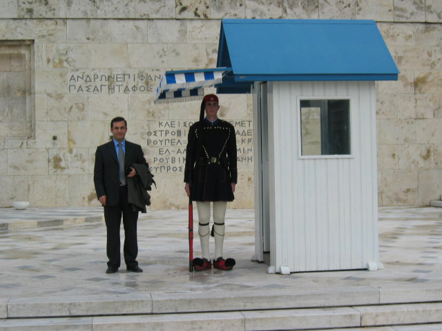 Parlamento önünde nöbet tutan Yunan askeri ile...