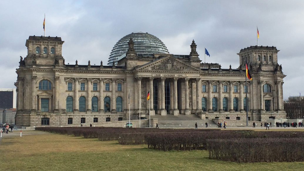 Üzerinde Alman Halkına ithaf edildiği yazılı olan Alman Parlamentosu (Reichstag)