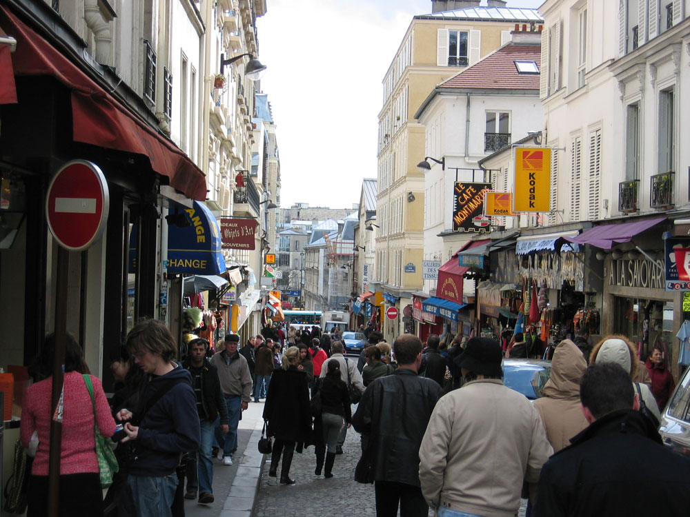 Montmartre yerli ve yabancı ziyaretçilerin akınına uğrayan canlı bir semt
