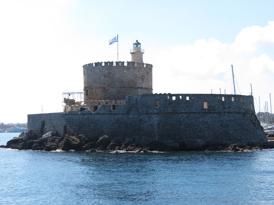 Rodos Limanı'nın girişinde Aziz Nikola'nın, yani Noel Baba'nın adını taşıyan kale