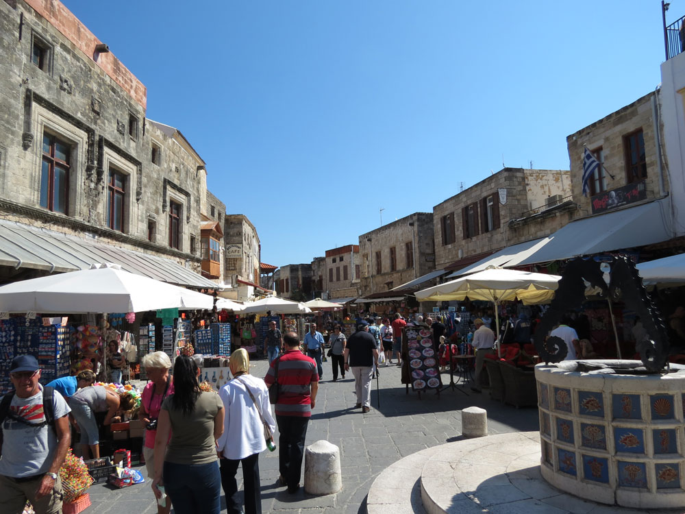 Rodos Eski Şehir bölgesinde turistik çarşı...
