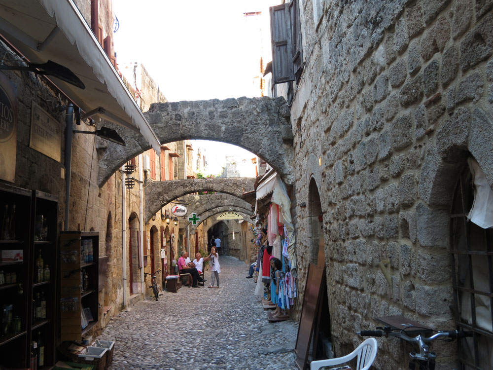 Şövalyeler Dönemi'nden bugüne gelen Ortaçağ sokaklarından biri