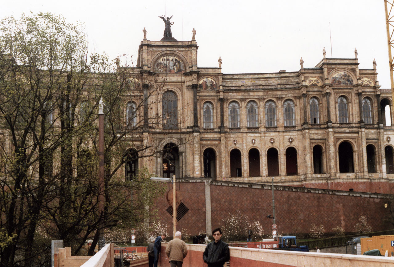 19. asırda yetenekli öğrencilerin barınması için yapılan, günümüzde Bavyera Eyalet Parlamentosu olarak kullanılan Maximilianeum Sarayı. Benim ise gençlik yıllarım: 1989.