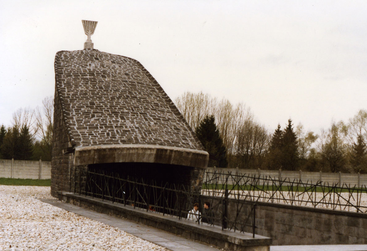 Münih yakınlarında Dachau Toplama Kampı'nda inşa edilen Yahudi Anıtı