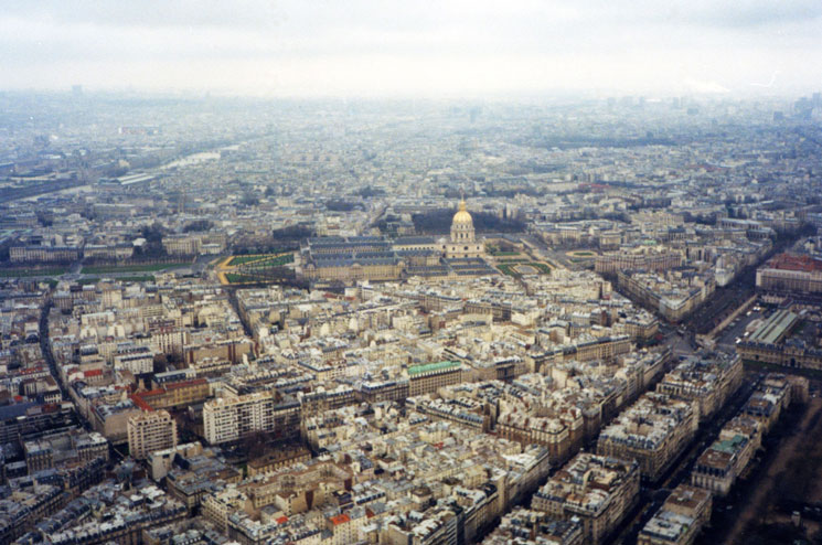 Eyfel'in tepesinden Paris manzarası