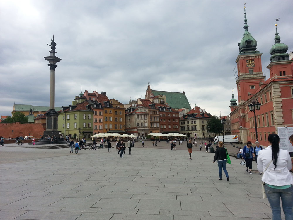 Kale Meydanı. Sağda Kraliyet Kalesi, solda ise Kral 3. Sigismund Vasa'nın heykelinin bulunduğu sütun