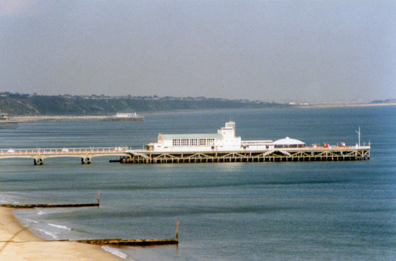 Bournemouth sahilinde hem gemilerin yanaşması, hem de insanların hoş vakit geçirmesi için yapılmış iskele
