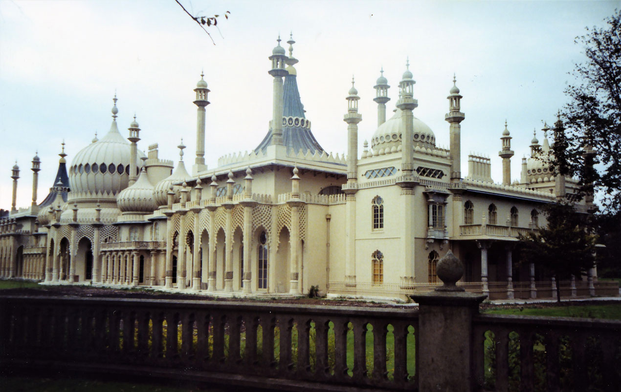 Güney İngiltere’deki Brighton’da bulunan Kraliyet Pavyonu (Royal Pavilion) adlı bu saray, Kral IV. George’un yazlık konutu olarak Hint mimarisiyle inşa edilmiş