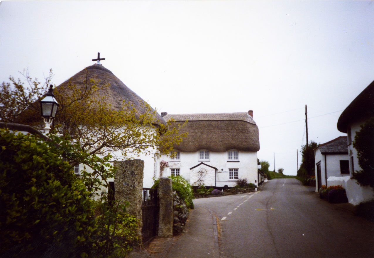 Cornwall bölgesinde Veryan adlı köyde dört adet yuvarlak ev bulunuyor. Rivayete göre 19. yüzyılda yaşayan bir papaz, kızlarına verdiği bu evleri şeytan sığınacak köşe bulamasın diye yuvarlak şekilde yaptırmış...