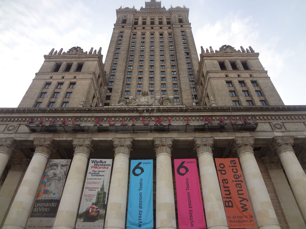 Moskova'daki Yedi Kız Kardeş'in Varşova'daki benzeri: Kültür ve Bilim Sarayı
