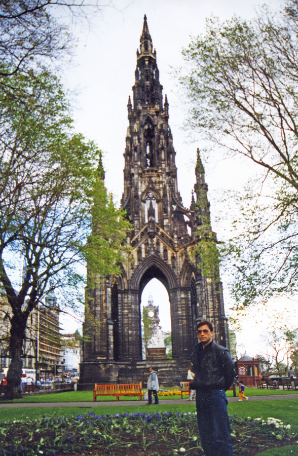 Edinburgh'da İskoç yazar Sir Walter Scott adına dikilen Scott Anıtı