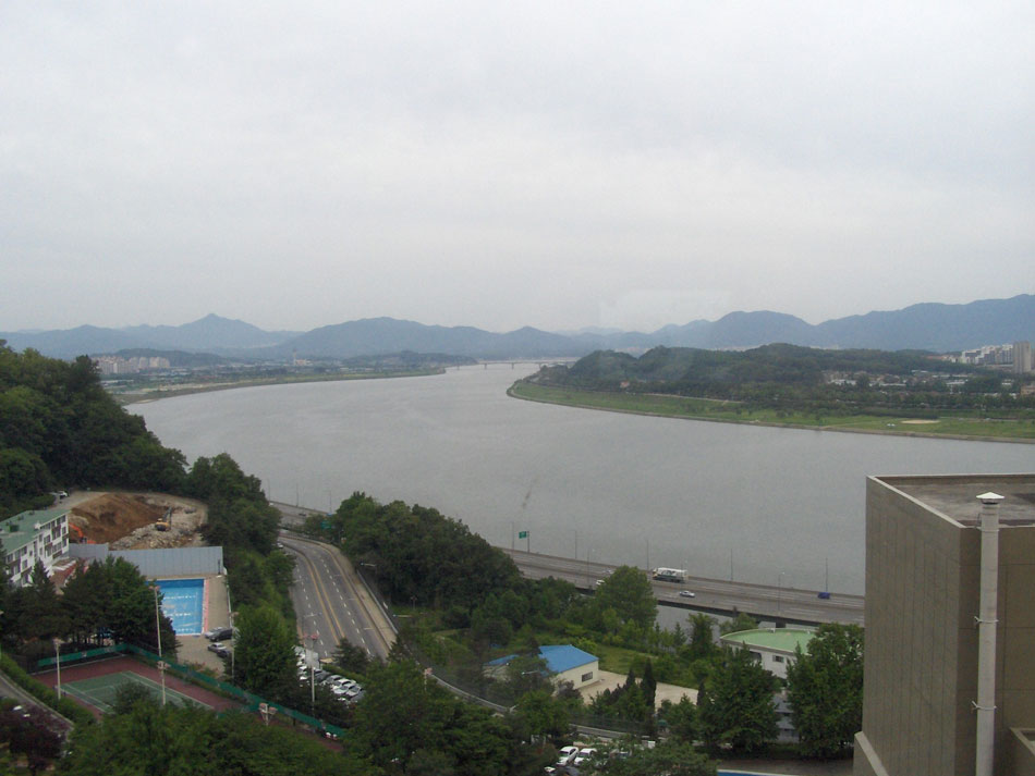 Han Nehri Seul'ün ortasından geçiyor