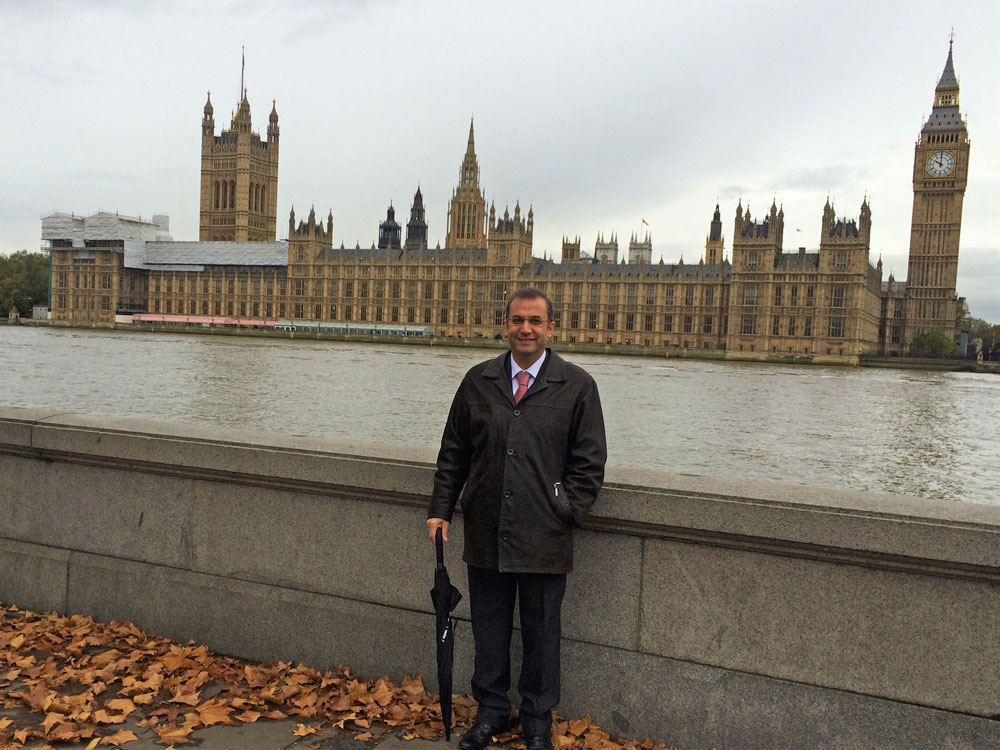 Westminster Sarayı önünde bir poz