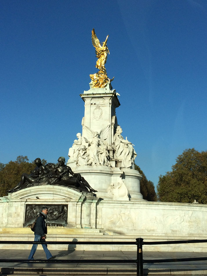 Buckingham Sarayı'nın karşısında Kraliçe Victoria Anıtı