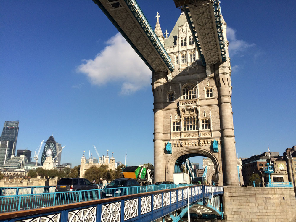 Londra'nın meşhur Kule Köprüsü (Tower Bridge)