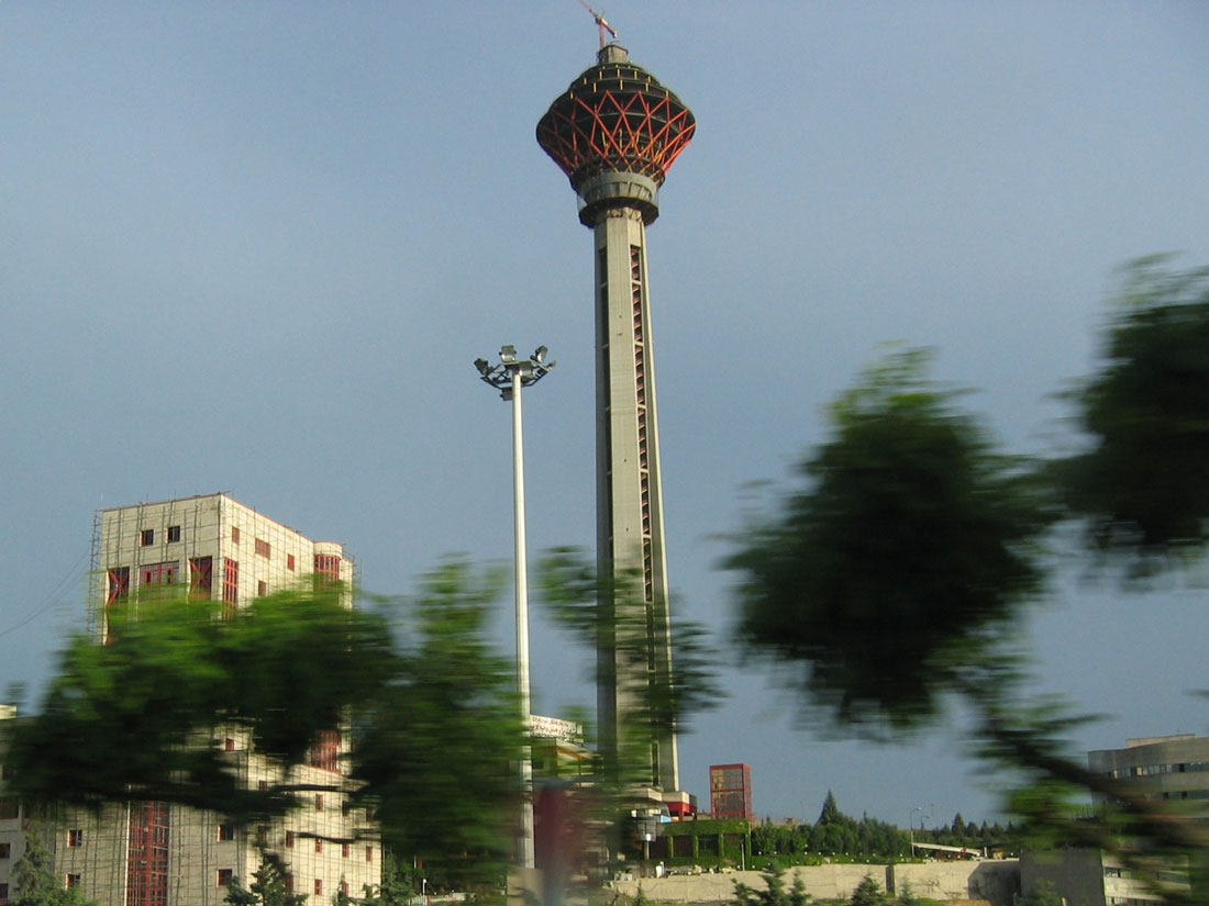 Milad Kulesi, nam-ı diğer Tahran Kulesi, 435 m yüksekliği ile İran'ın en yüksek binası. İçerisinde konferans merkezi, AVM, spor merkezi gibi bölümler mevcut.