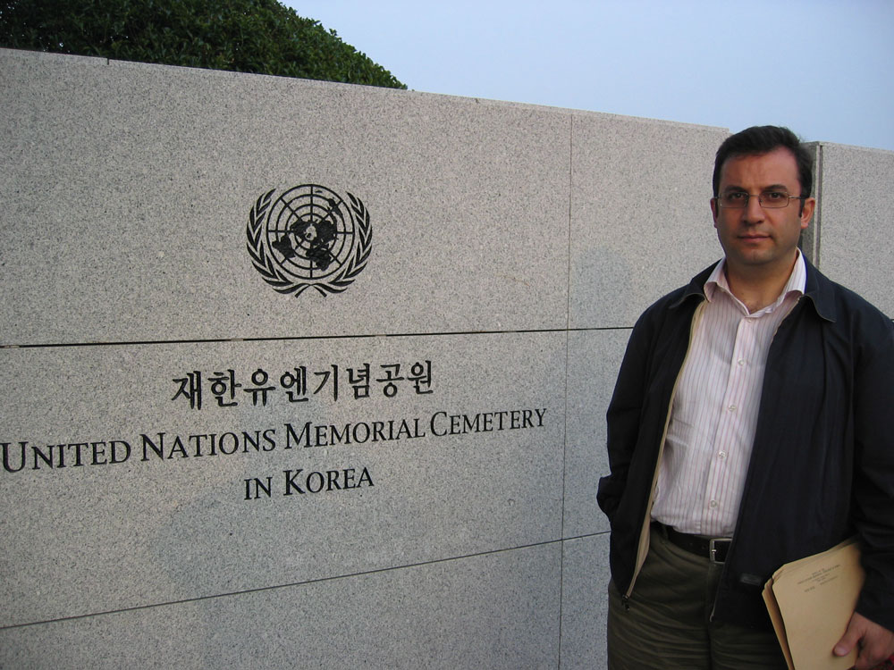 Busan'daki Birleşmiş Milletler Şehitliği'nin girişinde...