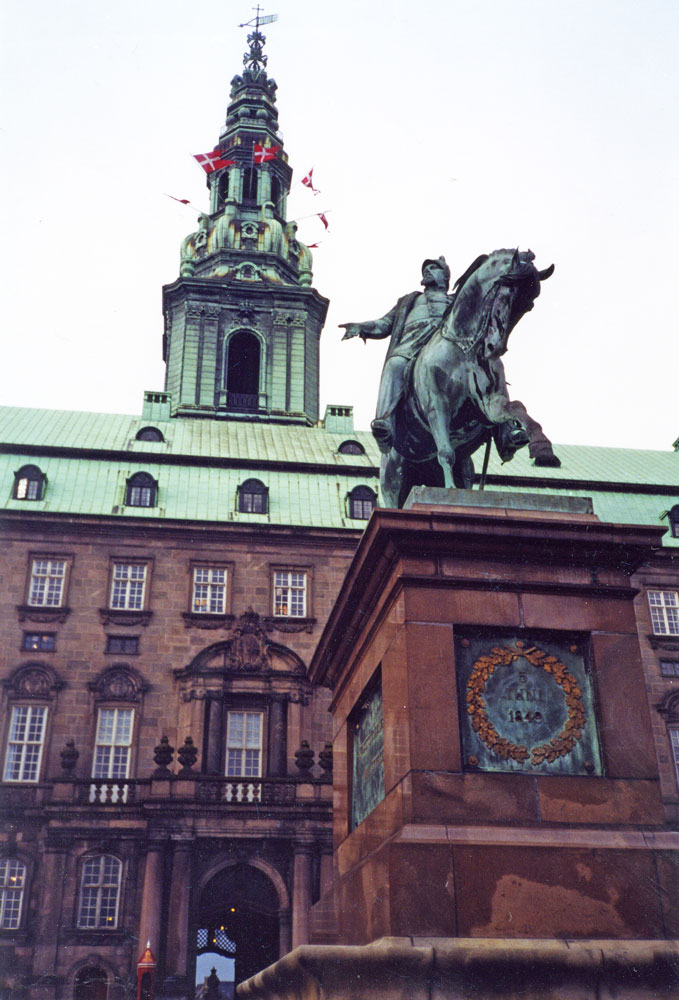 Christiansborg Sarayı önünde Kral VII. Frederik heykeli