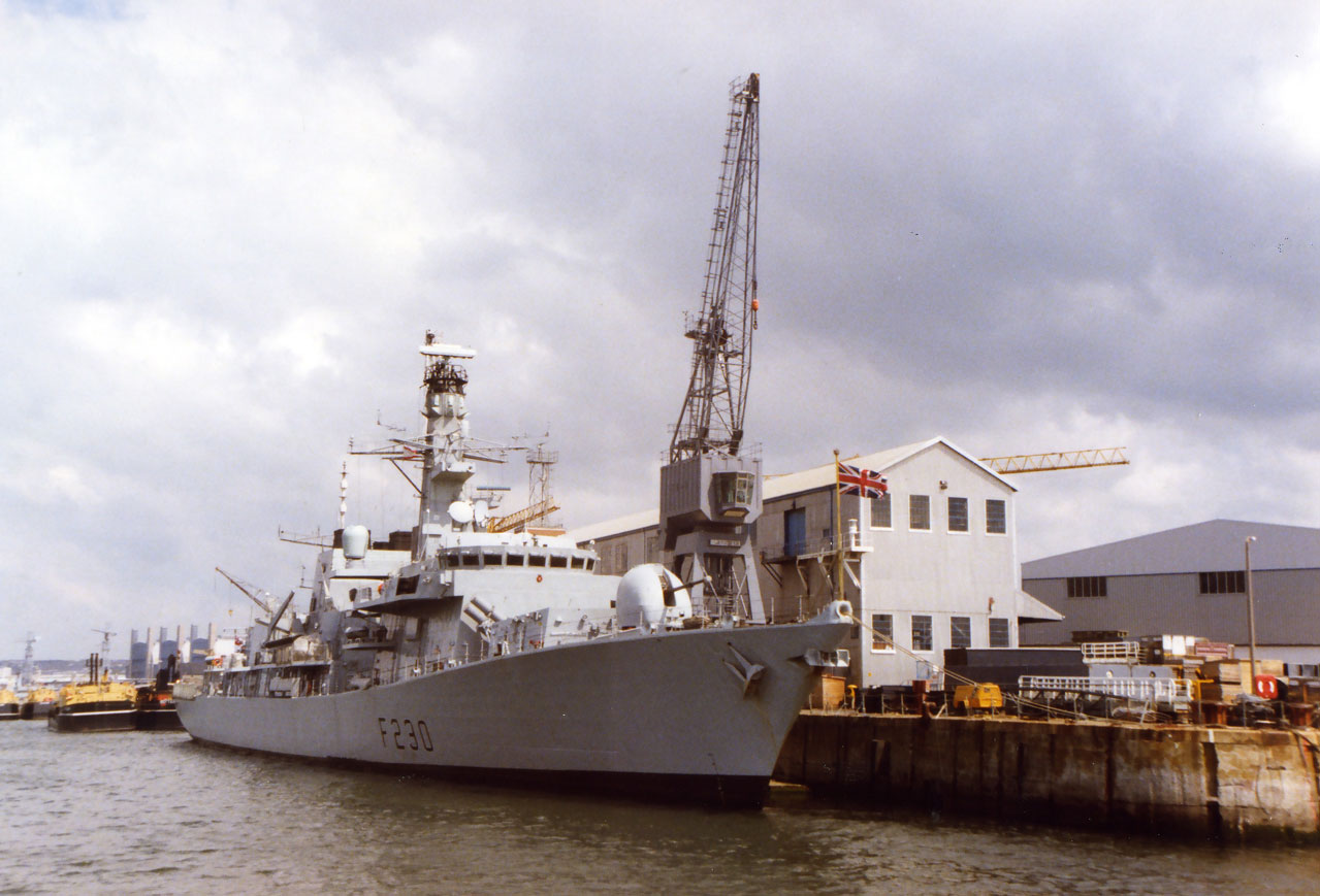 Plymouth Limanı'nda bir savaş gemisi