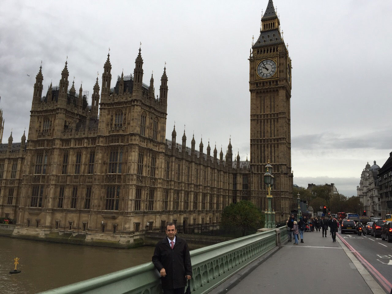 Westminster Sarayı ve Big Ben önünde bir poz