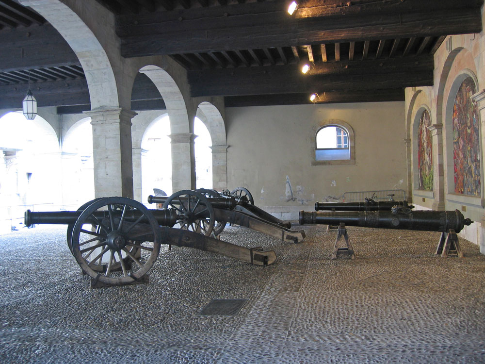 Cenevre Arşiv Binası’nın avlusunda bulunan toplar 19. yüzyıla kadar savaşlarda kullanılmış.