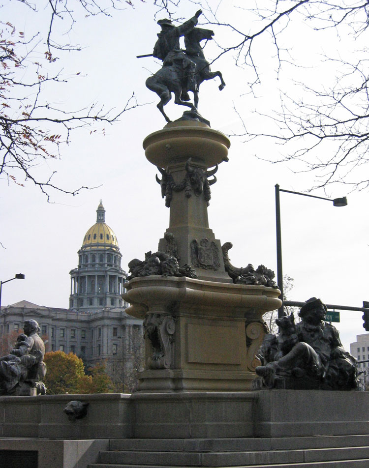Denver'da halk kahramanı Kit Carson'un heykeli, arka planda ise Colorado Eyalet Yönetim binası