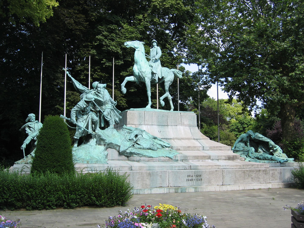 Anvers'te dünya savaşları hatırasına dikilmiş anıt